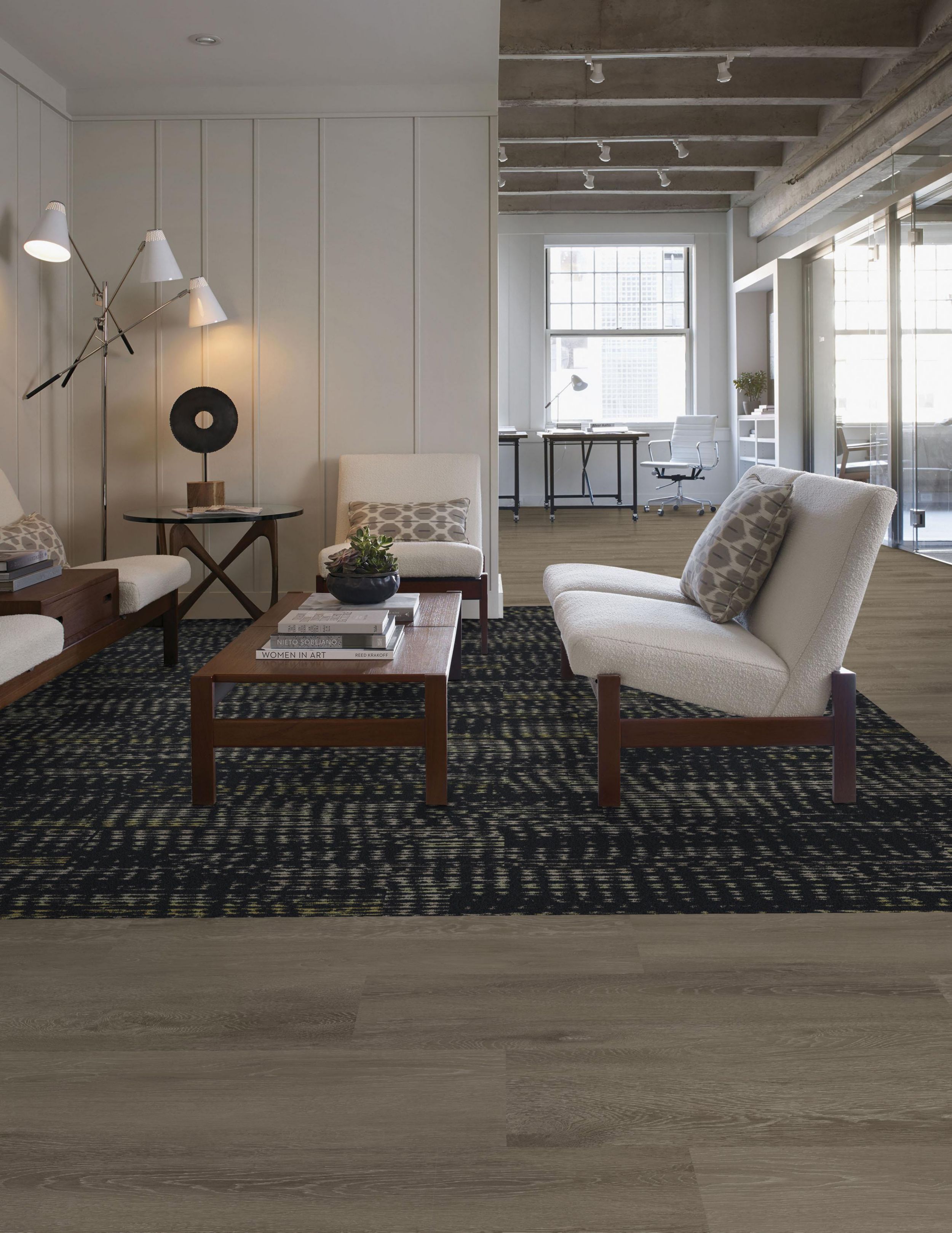 Interface Aquatint plank carpet tile with Textured Woodgrains LVT in seating area numéro d’image 9